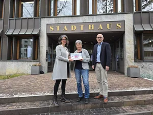 Daniela Audino, Christine Walter Walder und Ruedi Keller vor dem Stadthaus Wetzikon bei der Übergabe der Petition Daniela Audino, Christine Walter Walder und Ruedi Keller vor dem Stadthaus Wetzikon bei der Übergabe der Petition