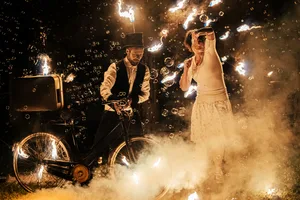 28455584-2 Wenn Seifenblasen auf Flammen treffen: Andreas Schwarzer und Lisa Bögli verflechten die beiden Elemente auf künstlerische Art.