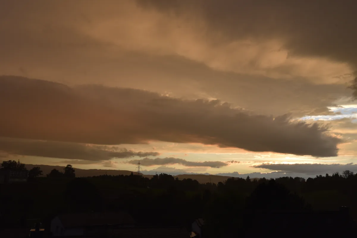 Am Freitag, 28. August, zog eine Kaltfront über die Region. Am Abend beleuchtete die untergehende Sonne die abziehenden Wolken von unten. Die Aufnahme entstand in Blickrichtung Forch.  