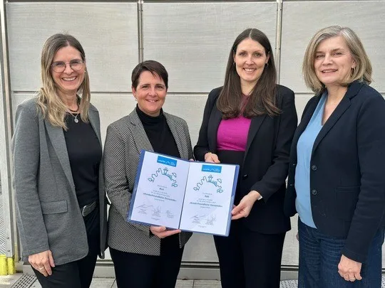29400176-2 Rüti wurde von Unicef zur kinderfreundlichen Gemeinde ernannt.
v.l.n.r. Gabriella Pollreich, Leiterin Fachbereich Kinder und Jugend Gemeinde Rüti Yvonne Bürgin, Gemeindepräsidentin Rüti Mona Meienberg, UNICEF Carola Arn, Gemeinderätin Rüti, Ressort Gesellschaft.