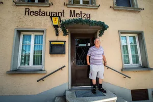 Max Schmid 2019 vor der «Metzg», in der er über 30 Jahre lang wirtete. Max Schmid 2019 vor der «Metzg», in der er über 30 Jahre lang wirtete.