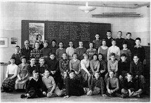 27050308-3 Der Walder Musiker (3. von rechts) im Jahr 1956 auf einem Klassenfoto. Auf der Wandtafel sind die Namen aller Schüler aufgelistet – so auch Vescolis (zweite Spalte, unten).