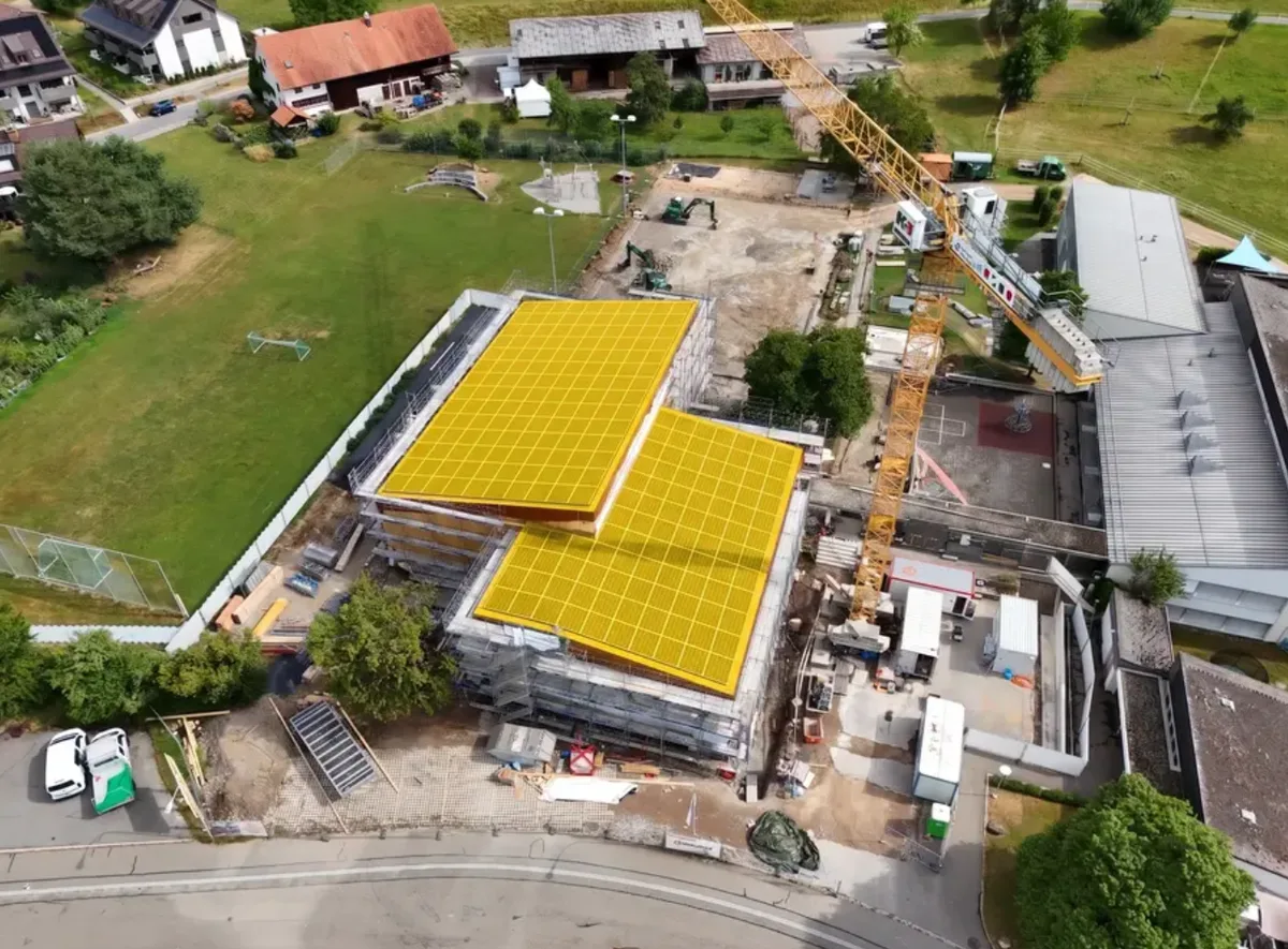 Auf der Turnhalle in Adetswil entsteht eine grosse Photovoltaikanlage.