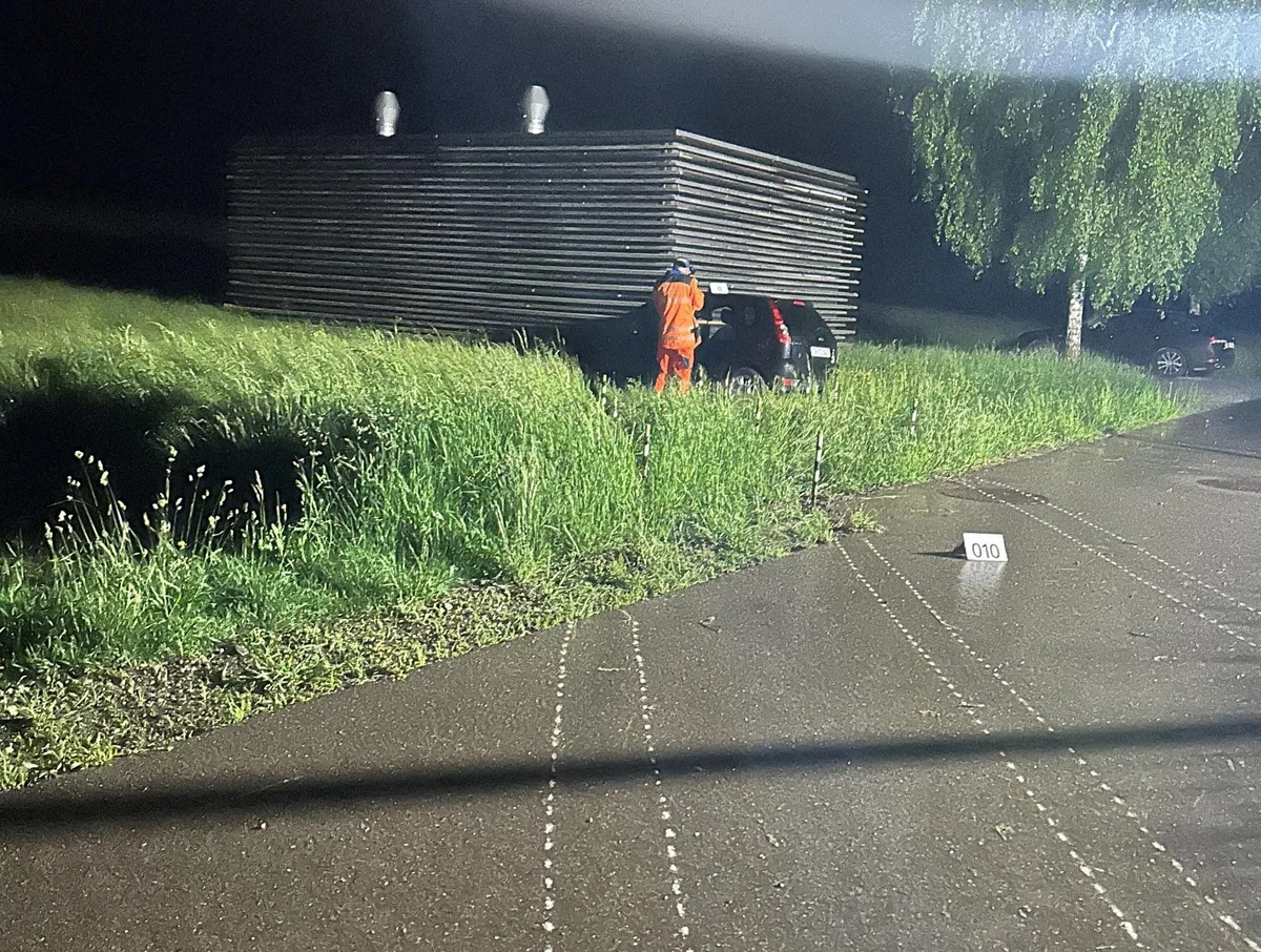 Gegen ein Abwasserpumpenhaus geprallt: Bei einem Unfall in Gossau verletzten sich vier Menschen leicht bis mittelschwer. Gegen ein Abwasserpumpenhaus geprallt: Bei einem Unfall in Gossau verletzten sich vier Menschen leicht bis mittelschwer.