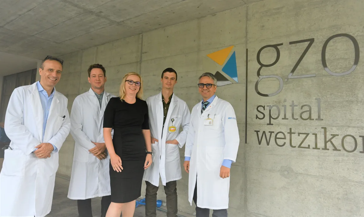 Bild (v.l.n.r.): Prof. Dr. med. Urs Eriksson,
Dr. med. Gianluca Rizzi (beide GZO),
Marta Bachmann (USZ-Klinikmanagerin
Urologie), Dr. med. Andrej Höhn und
Prof. Dr. Dr. med. Daniel Eberli (USZ) Bild (v.l.n.r.): Prof. Dr. med. Urs Eriksson,
Dr. med. Gianluca Rizzi (beide GZO),
Marta Bachmann (USZ-Klinikmanagerin
Urologie), Dr. med. Andrej Höhn und
Prof. Dr. Dr. med. Daniel Eberli (USZ)