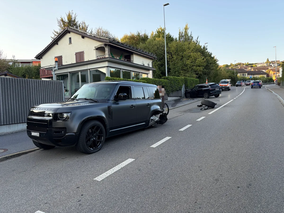 26080902-4 Zwei Autos und die Umzäunung eines Gebäudes wurden beim Unfall beschädigt.