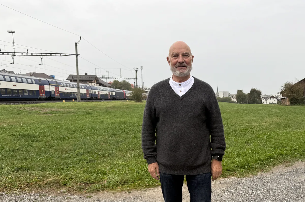 Heinrich Vettiger (SVP), stellvertretender Vorsteher für Hochbau und Planung, vor dem Areal, wo dereinst die Abstellanlage der SBB hinkommen soll.