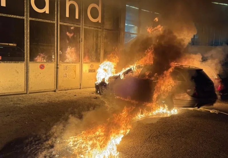 13224850-9 Ein Auto brennt in Kempten vollständig aus.