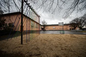 10897052-10 Bilder 1-9: Fatma Yildiz vor dem Schulhaus Bühl. Bilder 10-18: Schulhaus Guldisloo