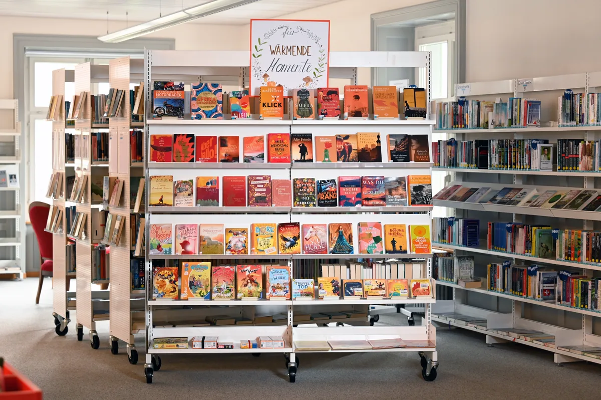 Mit dem Titel «Für wärmende Momente» präsentiert die Bibliothek Wald Bücher in den Farben des Herbsts.
