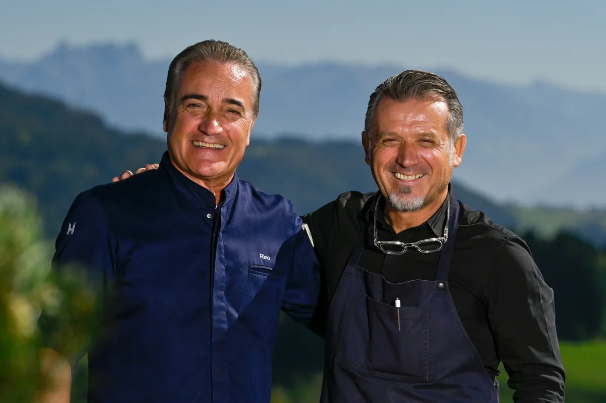 Josip Juric (rechts) führt das Restaurant Berg im Ghöch ob Bäretswil im 20. Jahr mit Erfolg. Seit neun Jahren ist Rino Cariglia sein Geschäftspartner und Koch. Josip Juric (rechts) führt das Restaurant Berg im Ghöch ob Bäretswil im 20. Jahr mit Erfolg. Seit neun Jahren ist Rino Cariglia sein Geschäftspartner und Koch.
