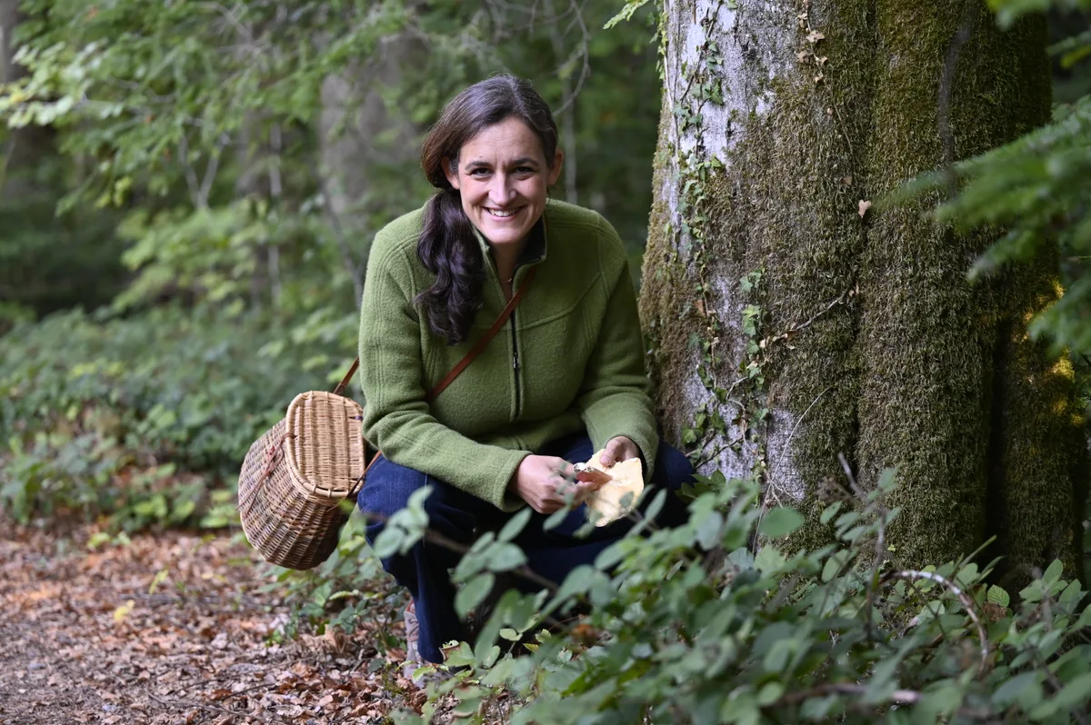 Gemeinsam mit Marionna Schlatter auf Pilzsuche – zwischen Waldbäumen, Moos und manch überraschendem Fund.