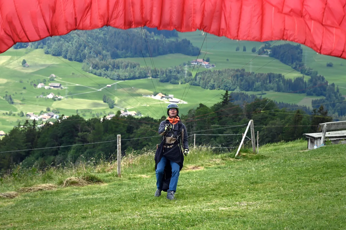 23757259-1 Ein prüfender Blick, bevor er abhebt und davonschwebt: Kaspar Rüegg vor einer traumhaften Kulisse.