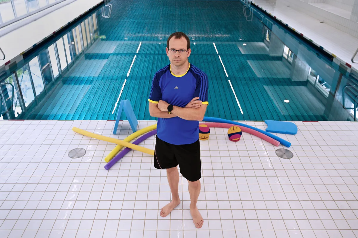 Schwimmlehrer Max Frei aus Bubikon arbeitet als Fachlehrer an der Primarschule Schwerzenbach. Schwimmlehrer Max Frei aus Bubikon arbeitet als Fachlehrer an der Primarschule Schwerzenbach.