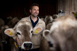 Reto Schaufelberger kümmert sich um 25 Milchkühe und die Interessen von rund 3800 Milchbauern. Reto Schaufelberger kümmert sich um 25 Milchkühe und die Interessen von rund 3800 Milchbauern.