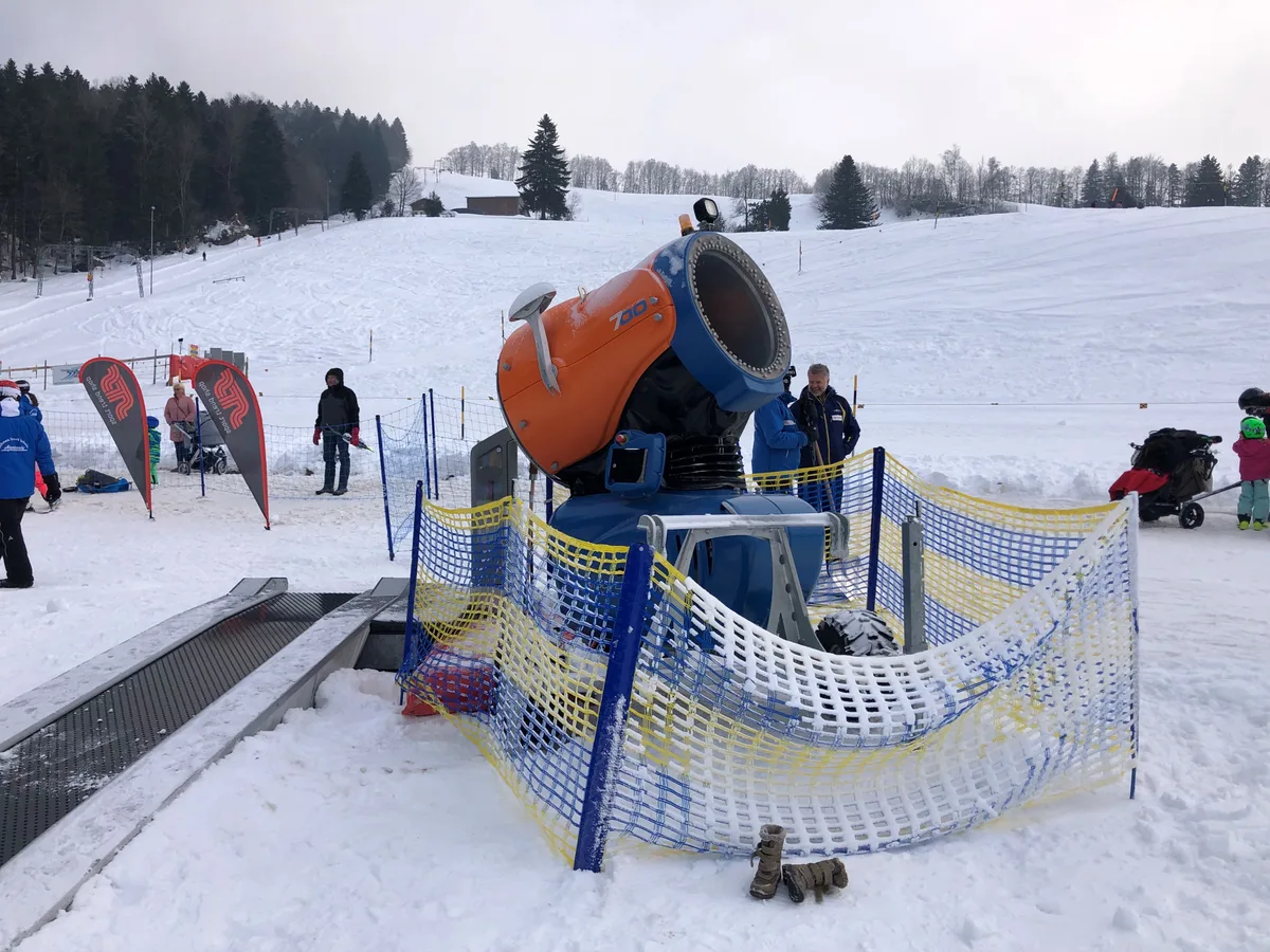 Der Atzmännig hat eine neue Schneekanone bekommen.