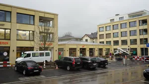 11353276-2 Die neu gepflanzte Linde steht auf dem fast fertiggestellten Bahnhofplatz in Hinwil.