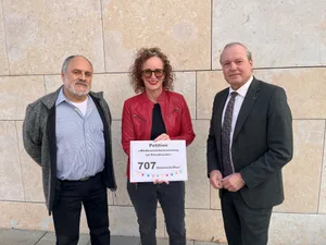29437848-2 Anfang Mai übergab Petentin Barbara Tudor die Unterschriften Gemeinderat Salvatore Giorgiano (links) und Gemeindepräsident Jörg Kündig.