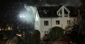 28934899-3 Bei einem Brand in Wald entstand am Sonntagabend hoher Sachschaden.