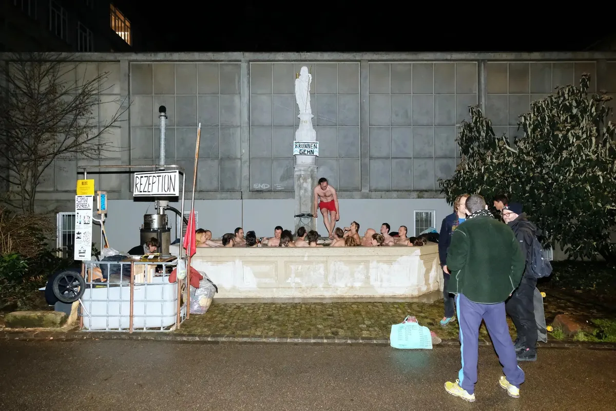 30627394-1 Baden als soziales Ereignis: In Basel ist das «brunnen gehn» im 39 Grad warmen Brunnenwasser schon in die neunte Saison gestartet.