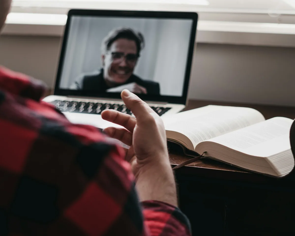 Per Videocall wird Menschen mit Hörbehinderung bei der Verständigung geholfen. Per Videocall wird Menschen mit Hörbehinderung bei der Verständigung geholfen.