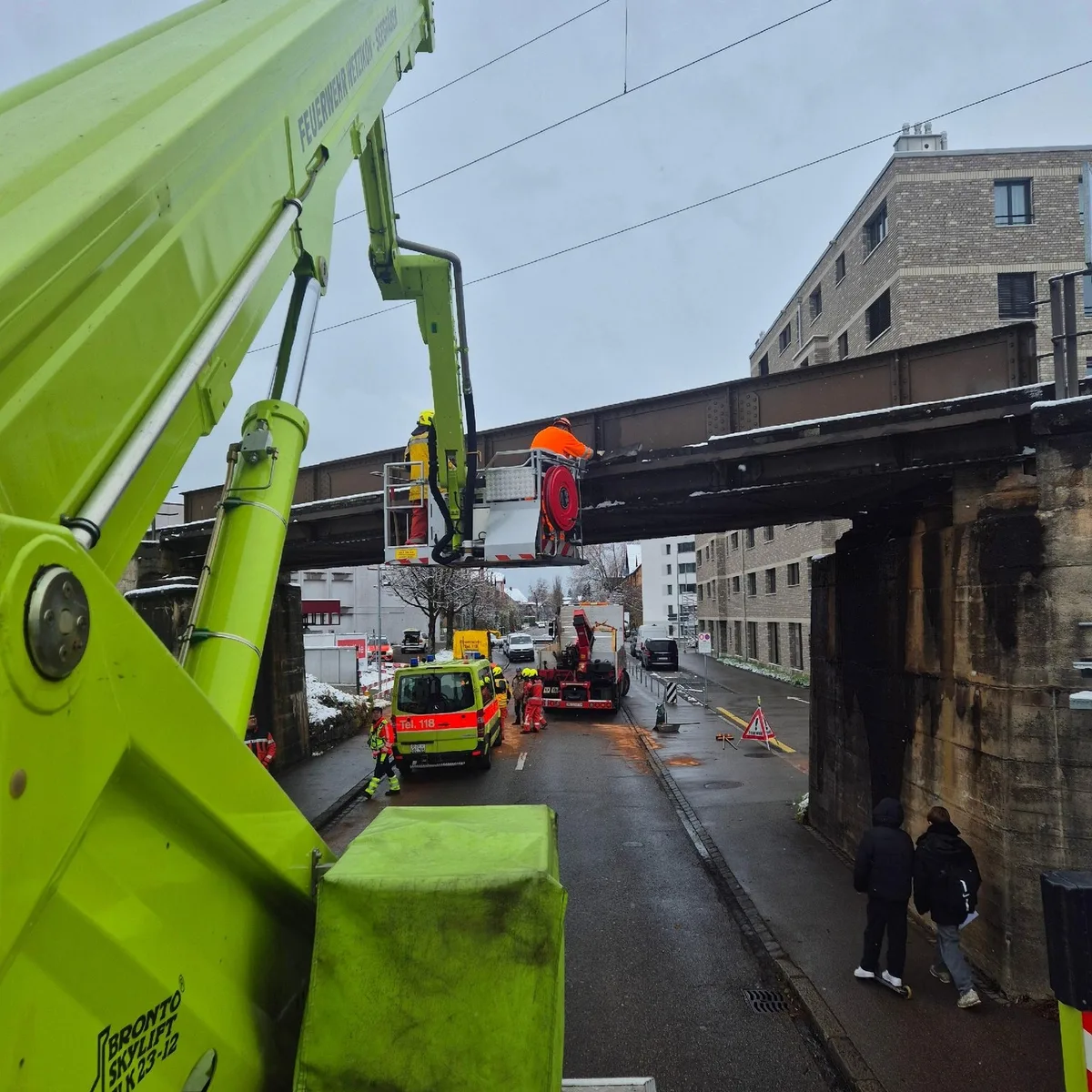 Die Feuerwehrmänner im Einsatz.