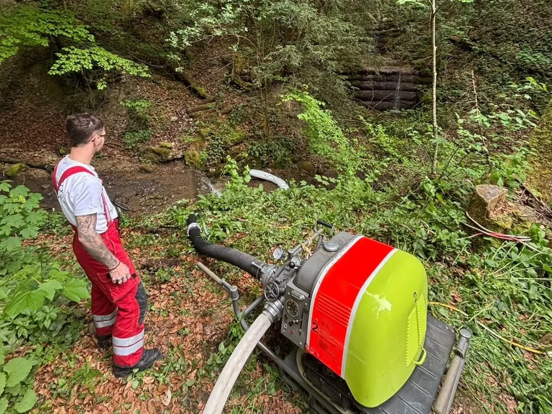 Die Feuerwehr installierte Bachsperren und pumpte dahinter das gestaute Wasser ab. Die Feuerwehr installierte Bachsperren und pumpte dahinter das gestaute Wasser ab.
