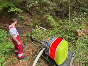 Die Feuerwehr installierte Bachsperren und pumpte dahinter das gestaute Wasser ab. Die Feuerwehr installierte Bachsperren und pumpte dahinter das gestaute Wasser ab.