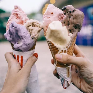 Eine grosse Glace darf man sich bei diesen Temperaturen gönnen. Eine grosse Glace darf man sich bei diesen Temperaturen gönnen.