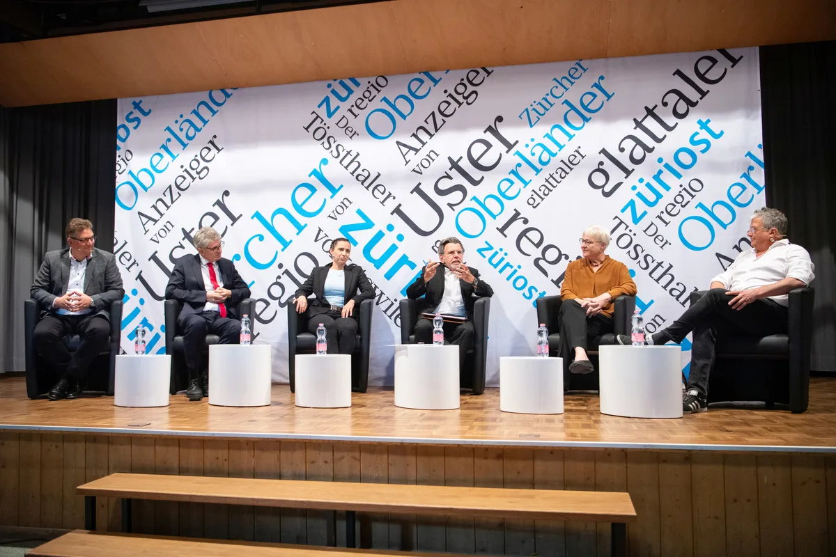 22268243-4 Podium, vlnr:
Andreas Egli, Donato Scognamiglio, Raffaela Fehr, Moderator Stephan Klapproth, Rosmarie Quadranti-Stahel, Walter Angst