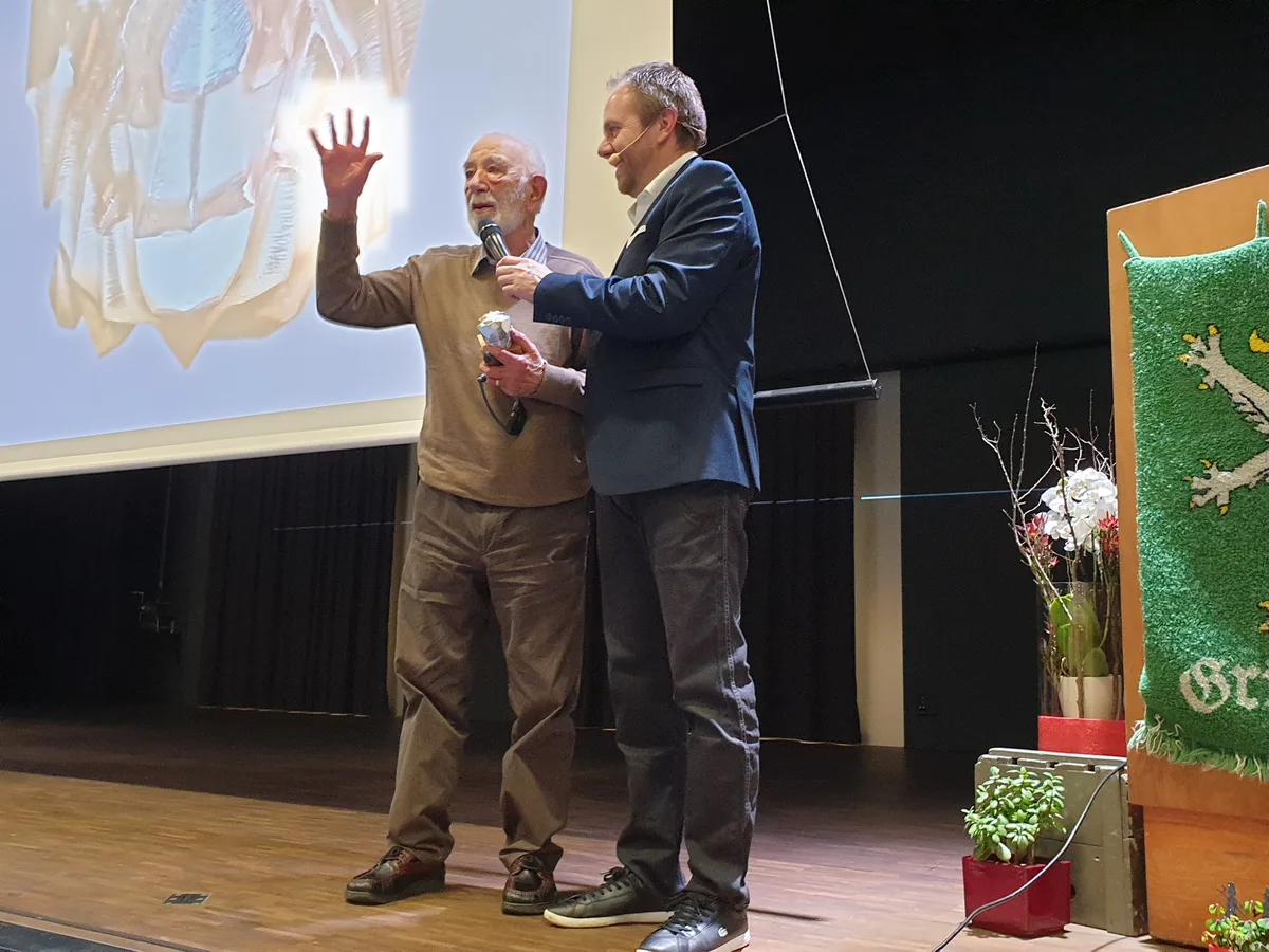 10369618-4 Carlo Wiedmer überreicht den «Leue Priis» an Werner Fröhlich.
