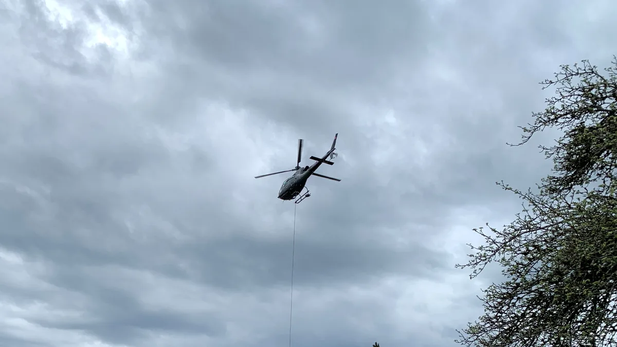 In Hinwil steht am 5. Juni ein Helikopter im Tiefflug im Einsatz. (Symbolbild) In Hinwil steht am 5. Juni ein Helikopter im Tiefflug im Einsatz. (Symbolbild)