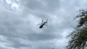 In Hinwil steht am 5. Juni ein Helikopter im Tiefflug im Einsatz. (Symbolbild) In Hinwil steht am 5. Juni ein Helikopter im Tiefflug im Einsatz. (Symbolbild)