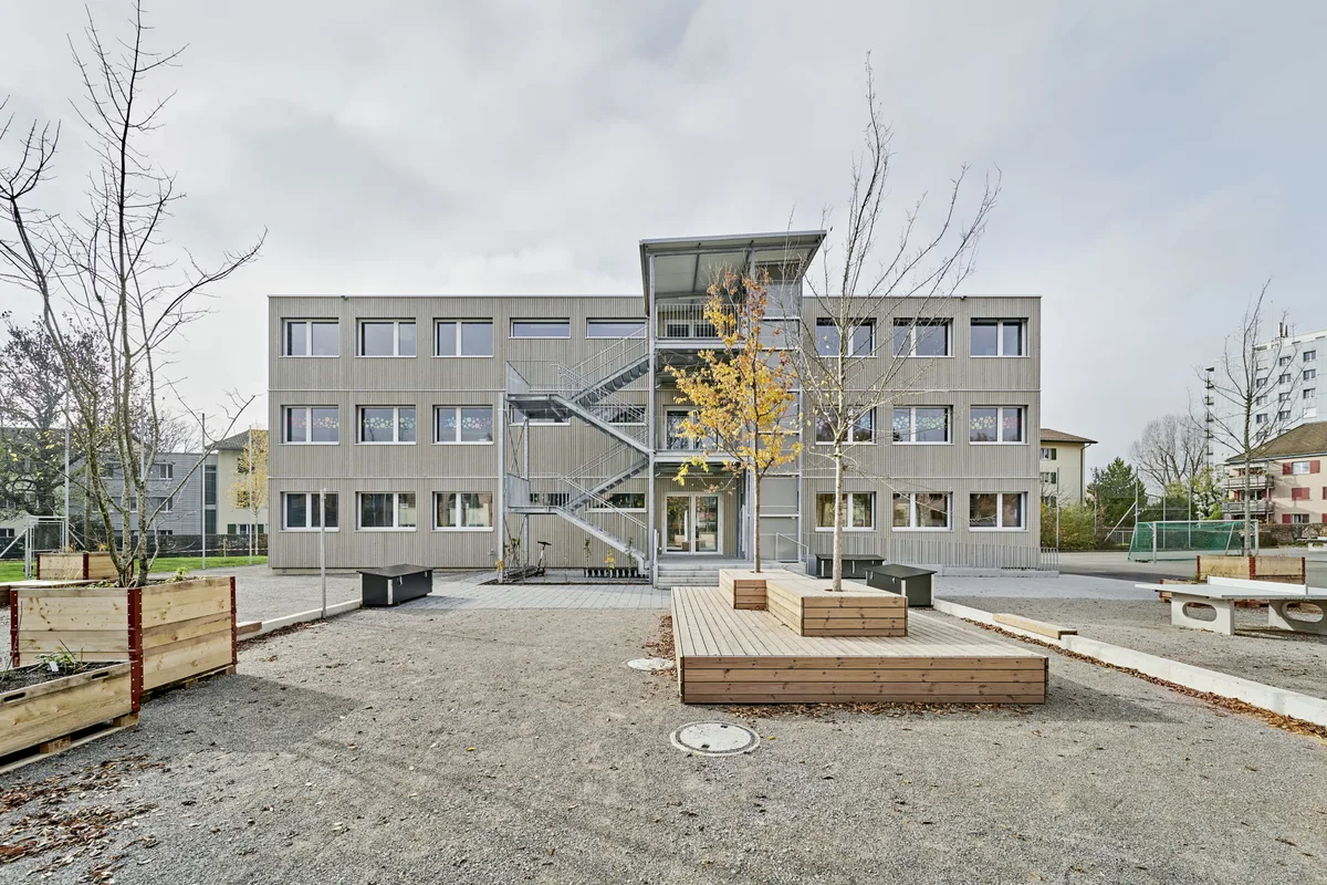 Dieser Holzmodulbau soll künftig auf dem Areal der Schule Alpenblick in Rüti stehen.