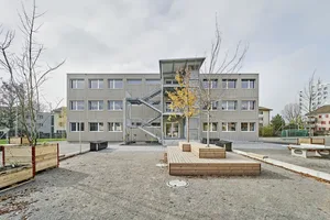 29508733-6 Dieser Holzmodulbau soll künftig auf dem Areal der Schule Alpenblick in Rüti stehen.