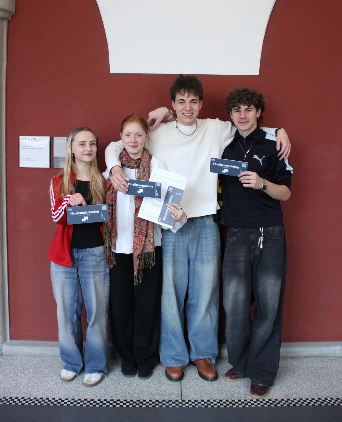 Mit dabei in Bern sind die Gewinnerin Zora Arbenz (Mitte links), Darin Baur (rechts) und Nelio Di Biase (Mitte rechts) der Kantonsschule Zürcher Oberland sowie Elena Oriet (links) aus dem Mathematisch-Naturwissenschaftlichen Gymnasium Rämibühl.