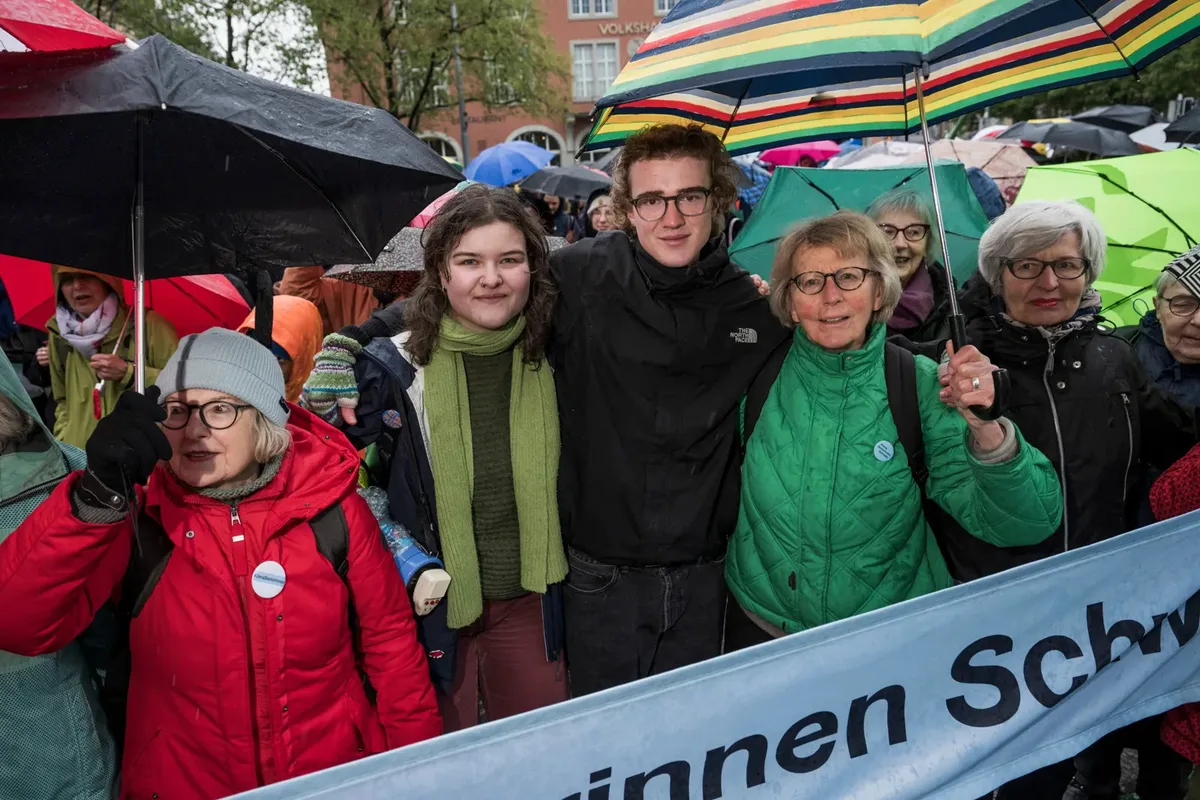 Cyril Hermann vom Klimastreik (Mitte) und die Dürntner Klimaseniorin Elisabeth Stern (2. v. r.) feiern das Urteil aus Strassburg.