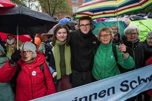 Cyril Hermann vom Klimastreik (Mitte) und die Dürntner Klimaseniorin Elisabeth Stern (2. v. r.) feiern das Urteil aus Strassburg. Cyril Hermann vom Klimastreik (Mitte) und die Dürntner Klimaseniorin Elisabeth Stern (2. v. r.) feiern das Urteil aus Strassburg.