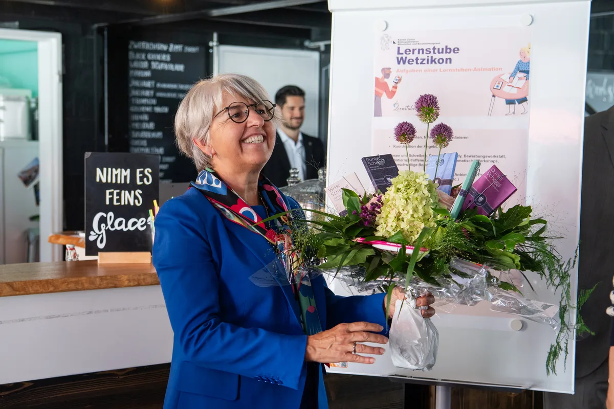 21579431-1 Bundesrätin Elisabeth Baume-Schneider (blaues Oberteil) und Regierungsrätin Silvia Steiner (rosa Oberteil) zu Besuch in der Lernwerkstatt in Wetzikon.