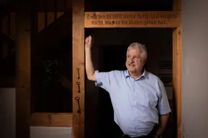 Erich von Tobel, EDU, als frisch gewählter Nationalrat bei sich zu Hause. Erich von Tobel, EDU, als frisch gewählter Nationalrat bei sich zu Hause.