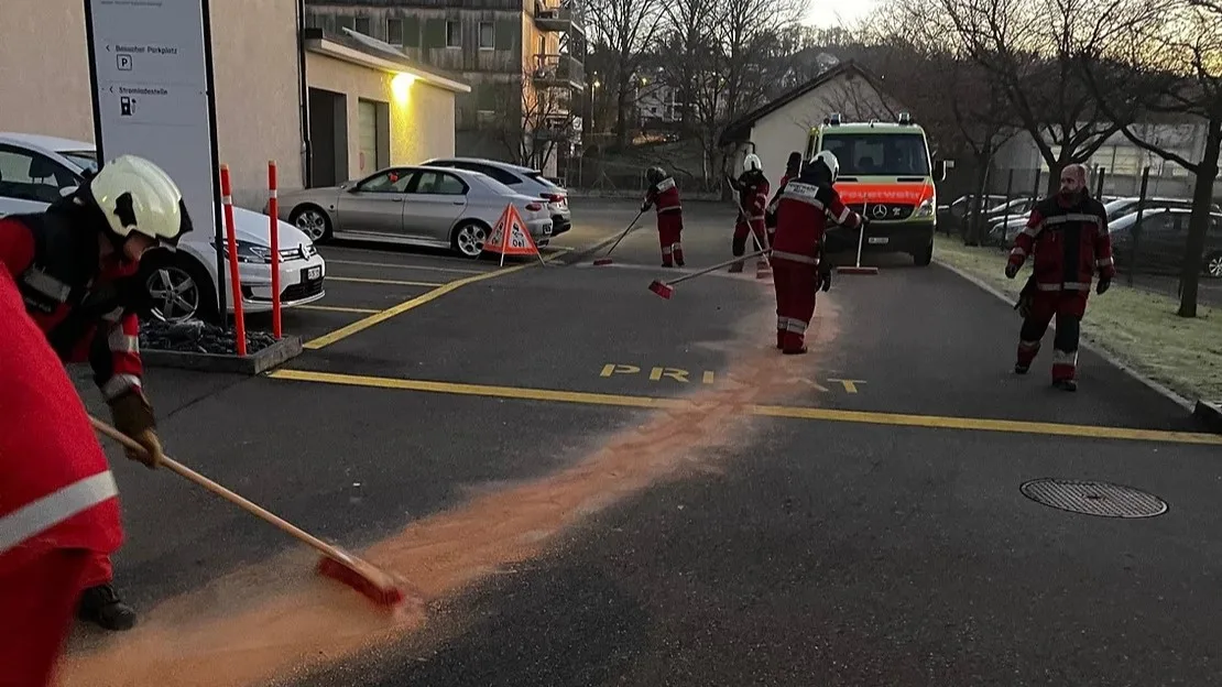 Eine deutlich sichtbare Ölspur zog sich von der Breitenhofstrasse bis zu den Parkplätzen der Gemeindewerke Rüti.