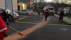 13423209-3 Eine deutlich sichtbare Ölspur zog sich von der Breitenhofstrasse bis zu den Parkplätzen der Gemeindewerke Rüti.