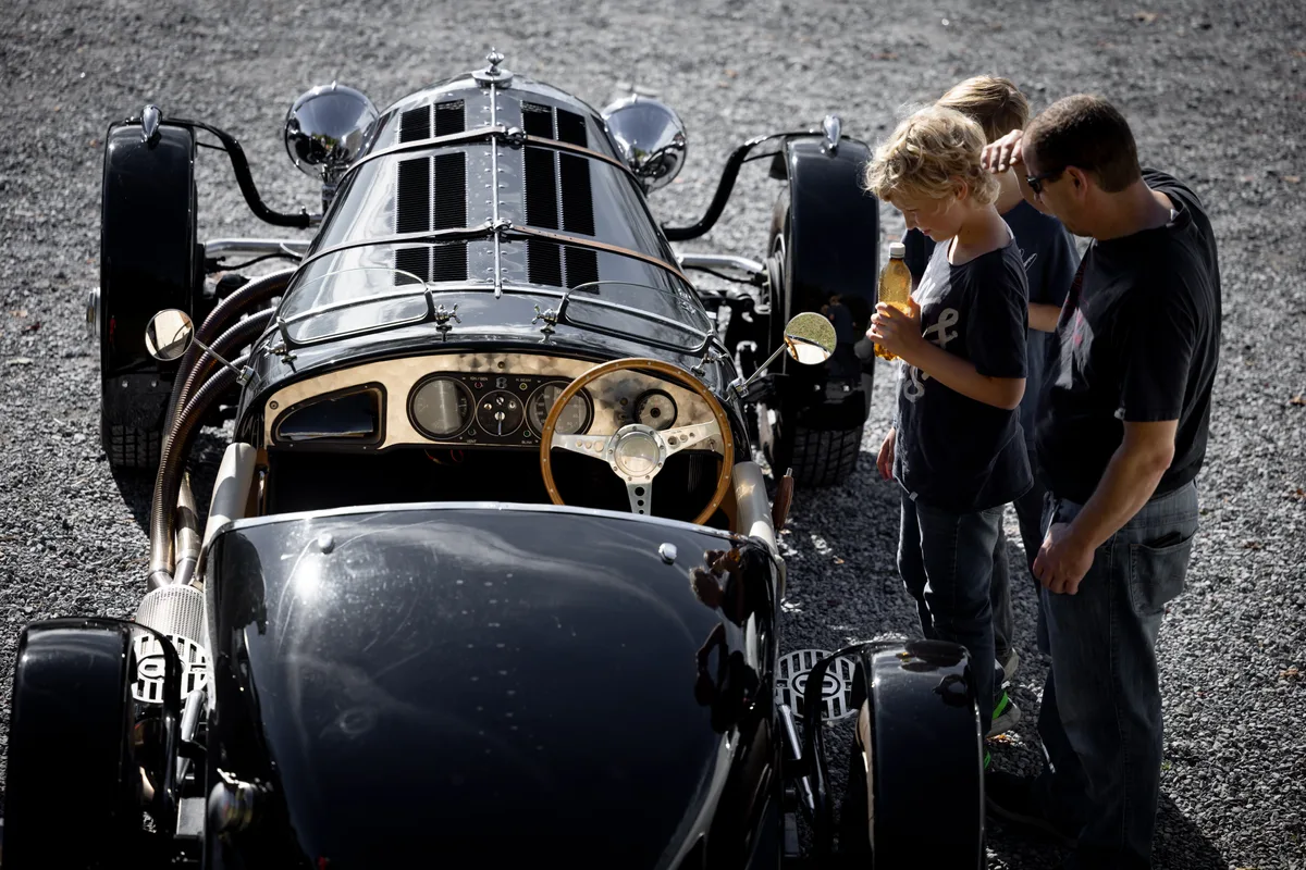 Man sieht ein Auto beim Oldtimertreffen im Hasenstrick. Man sieht ein Auto beim Oldtimertreffen im Hasenstrick.