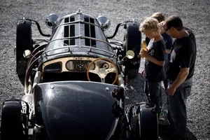 Man sieht ein Auto beim Oldtimertreffen im Hasenstrick. Man sieht ein Auto beim Oldtimertreffen im Hasenstrick.