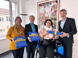Die beiden Petentinnen Sonja Preisig (links) und Irene Stadler (3. von links) mit Gesundheitsdirektorin Natalie Rickli und Jörg Gruber vom Amt für Gesundheit. Die beiden Petentinnen Sonja Preisig (links) und Irene Stadler (3. von links) mit Gesundheitsdirektorin Natalie Rickli und Jörg Gruber vom Amt für Gesundheit.