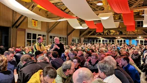 Viele wollten ihre Fragen und ihren Unmut ausdrücken: So auch der ehemalige SVP-Nationalrat Max Binder aus Illnau. Viele wollten ihre Fragen und ihren Unmut ausdrücken: So auch der ehemalige SVP-Nationalrat Max Binder aus Illnau.