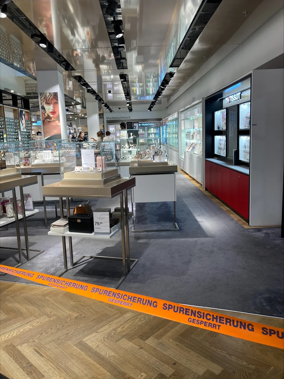 23935576-3 In die Schmuckabteilung beim Manor im Hinwil-Center wurde eingebrochen.