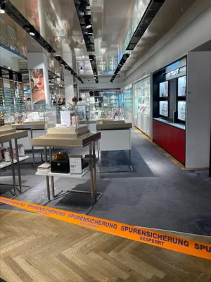 23935576-3 In die Schmuckabteilung beim Manor im Hinwil-Center wurde eingebrochen.