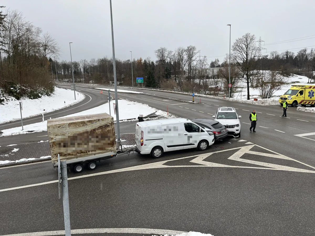 Drei Autos krachen zwischen Rüti und Rapperswil zusammen. Drei Autos krachen zwischen Rüti und Rapperswil zusammen.