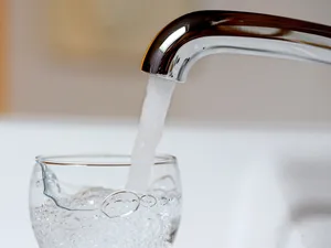 11176501-1 Wasser läuft aus dem Hahn